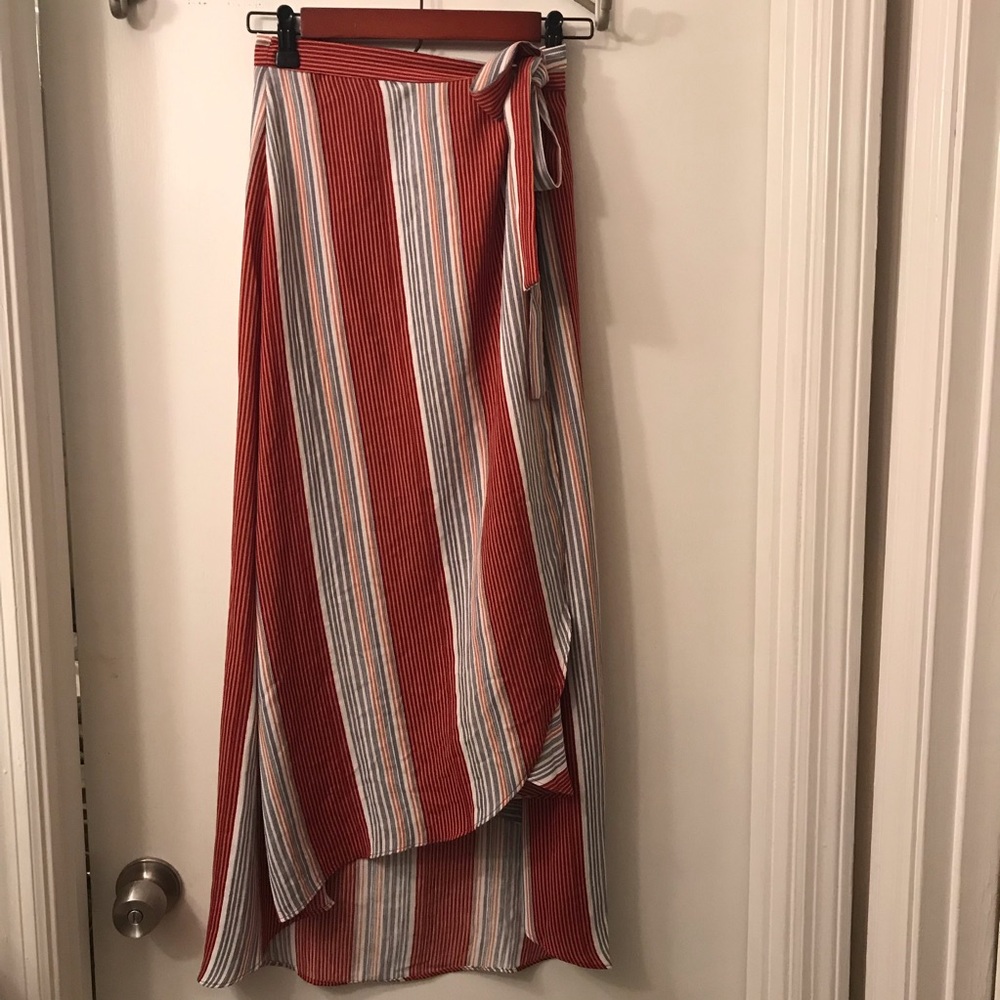 Side tie skirt